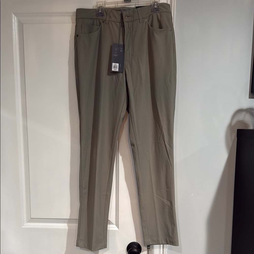 NWT Men’s Chinos Classic Slim Fit  Pants